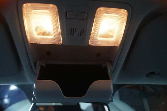 Watch all details of Hyundai i20 Active - Reading Lamps and Sunglass ...