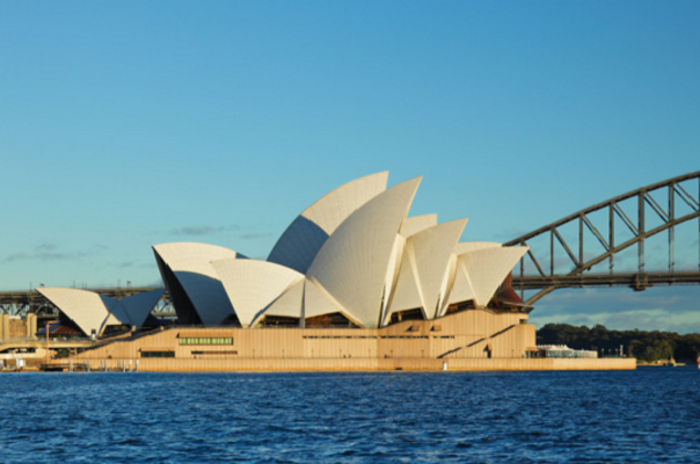 Sydney's world. Оперный театр в Сиднее Утзон. Йорн Утзон. Оперный театр в Сиднее Архитектор Йорн Утзон фото. Самое красивое архитектурное произведение Австралии.