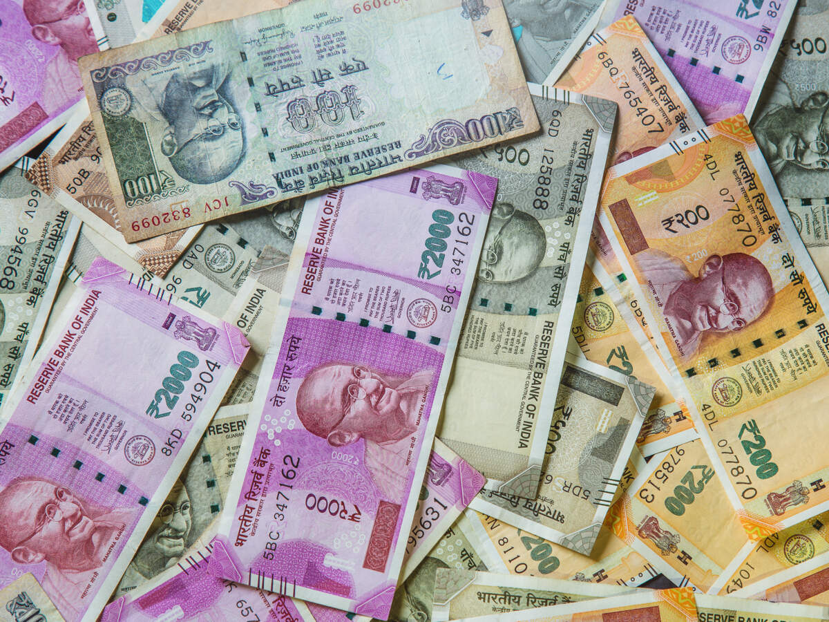 Rupee Recovers From All Time Low To Settle At 76 68 Against Us Dollar Auto News Et Auto