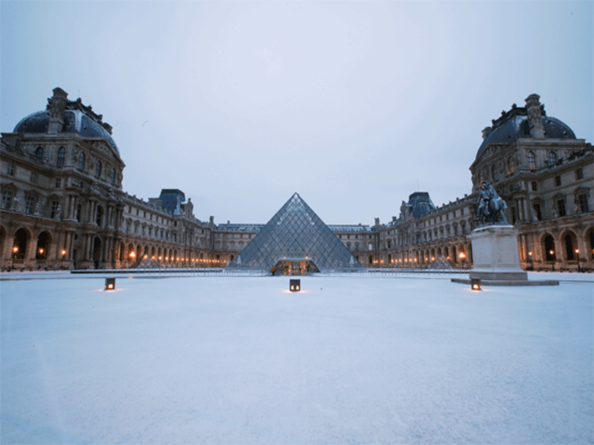 Daft Punk at the Louvre: Louis Vuitton closed Paris Fashion Week with a  virtual runway show of its art-inspired, futuristic autumn/winter 2021  collection