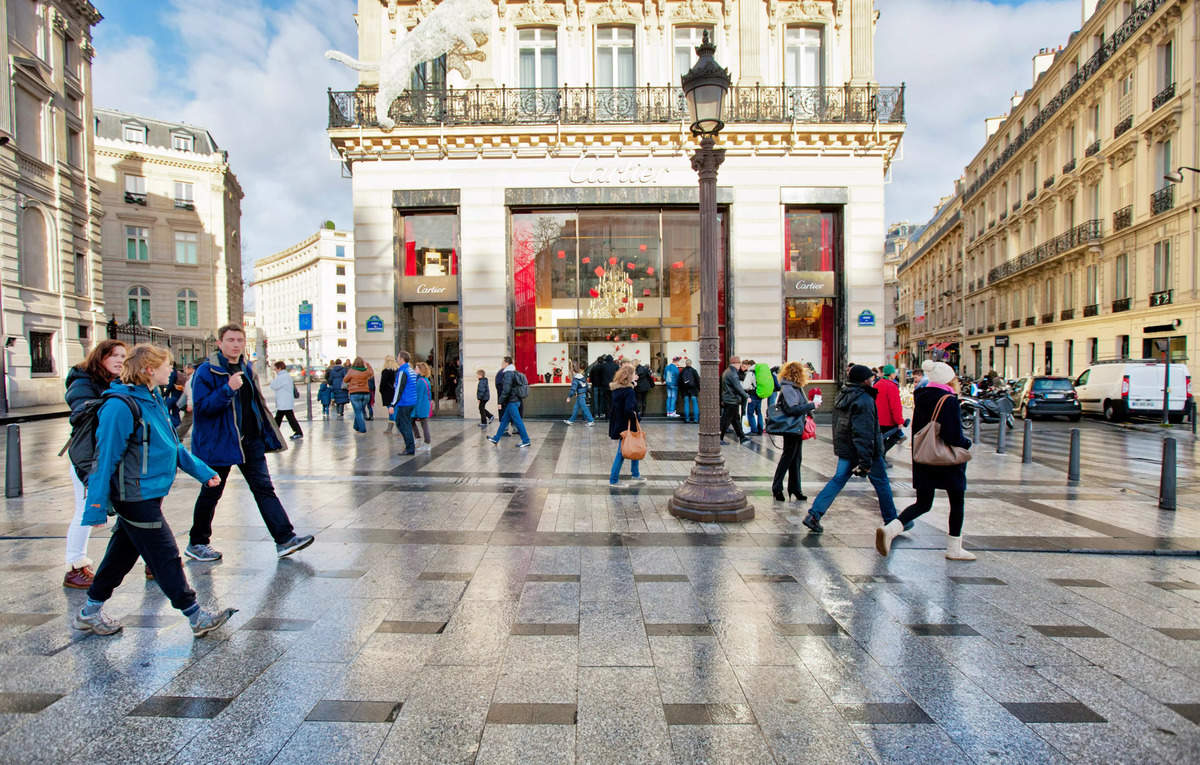 American tourists splurge in Paris boutiques as euro slides