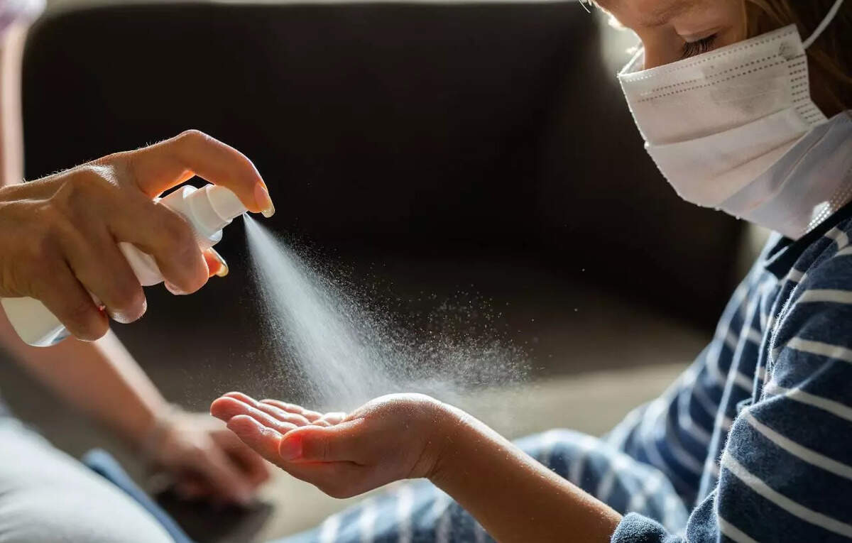 WHO backs maskwearing on long flights given rapid US spread of Omicron