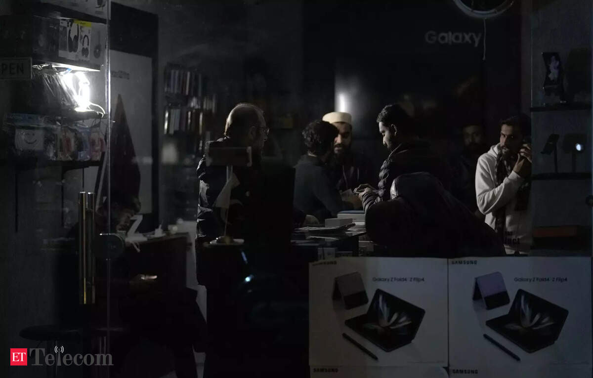 Pakistan Power Outage Thousands of mobile phone towers go offline in