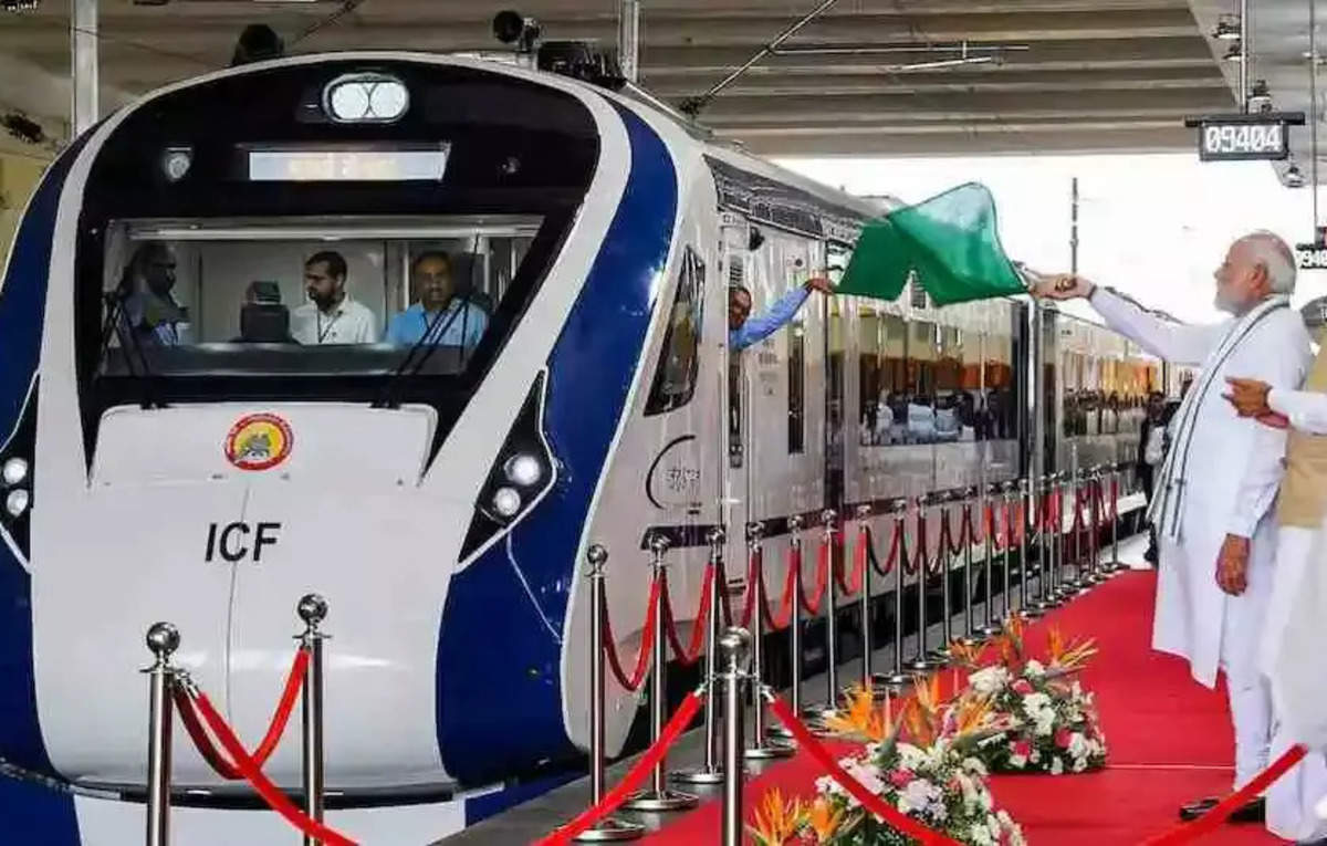 PM Modi flags off Bhopal-New Delhi Vande Bharat Express at Rani Kamlapati Railway Station_50.1